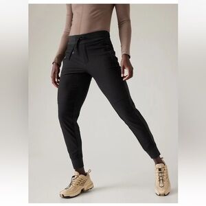 Athleta 8 Petite Headlands Hybrid Trek Mid Rise Jogger Pants Black NEW!  #486183